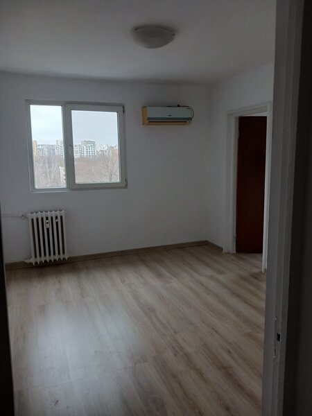 Piata Moghioros, vis a vis de Parc Drumul Taberei