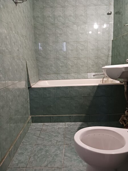 Piata Moghioros, vis a vis de Parc Drumul Taberei