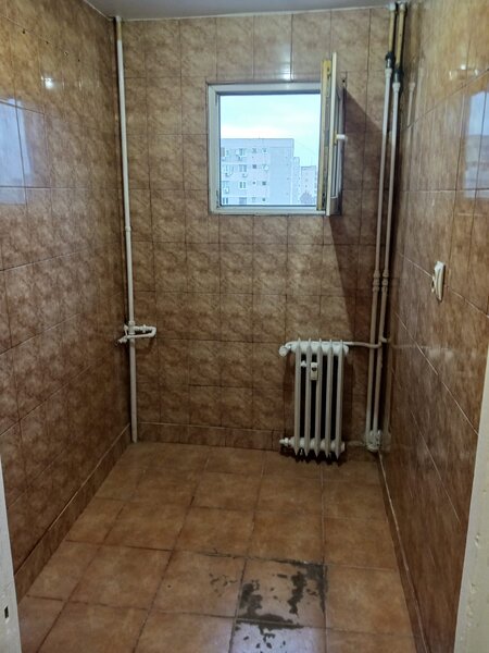 Piata Moghioros, vis a vis de Parc Drumul Taberei